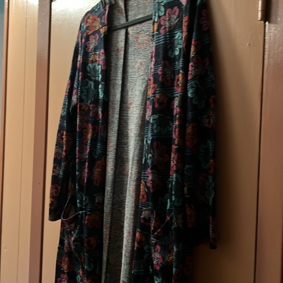 Like new beautiful floral ladies long duster sweater light weight for fall - Picture 2 of 3